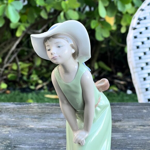 Lladro 1978 "CURIOUS GIRL WITH STRAW HAT" Vintage Porcelain Figurine #5009 - Picture 2 of 7